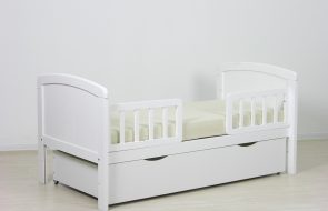 letto bianco con sponde per cameretta bambini