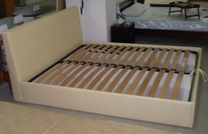 Letto con doghe di legno alla base