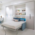 letto con divano a fiori chiari
