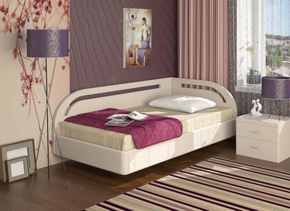 letto nell'angolo della camera da letto