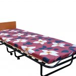 comodino con materasso a fiori