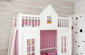 letto a forma di casa nei toni del bianco