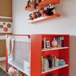 lettino per bambini con ripiani