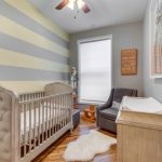 lettino per bambini in legno chiaro