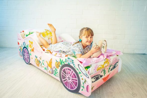 ragazza su una carrozzina