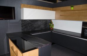 mobili da cucina scuri