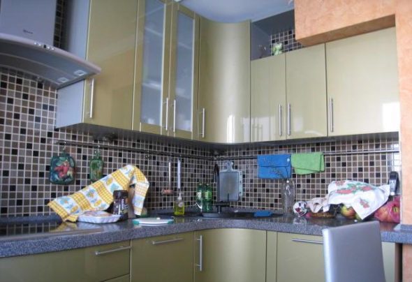 mobili da cucina a diversi livelli