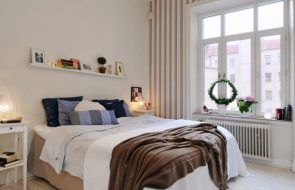 mensola a muro sopra il letto