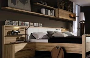 Mensola a muro sopra il letto elegante