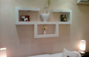 Mensola a muro sopra il letto nella camera da letto