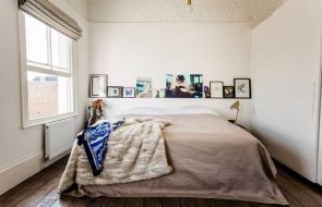 Mensola insolita sopra il letto