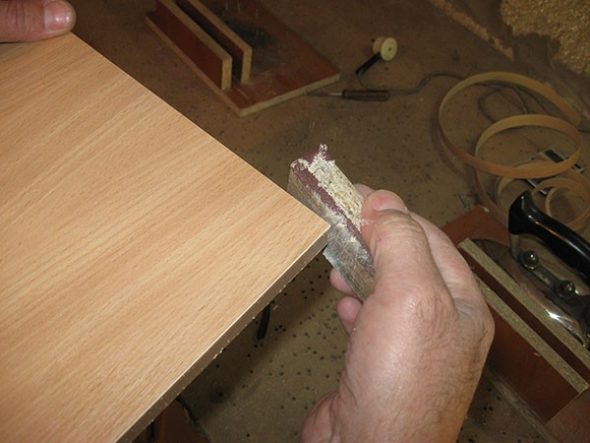 levigatura del bordo del piano del tavolo
