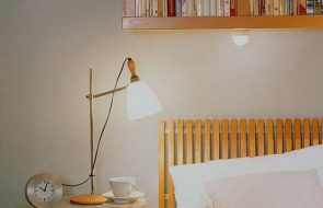 Libreria originale sopra il letto