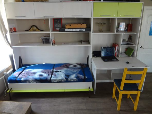 Letto pieghevole in una piccola stanza