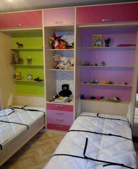 Letto pieghevole verticale con ripiani per oggetti