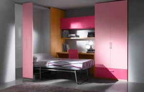 Letto pieghevole verticale nell'armadio