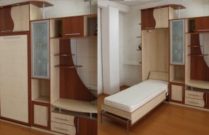 Letto pieghevole verticale in un armadio nella cameretta dei bambini