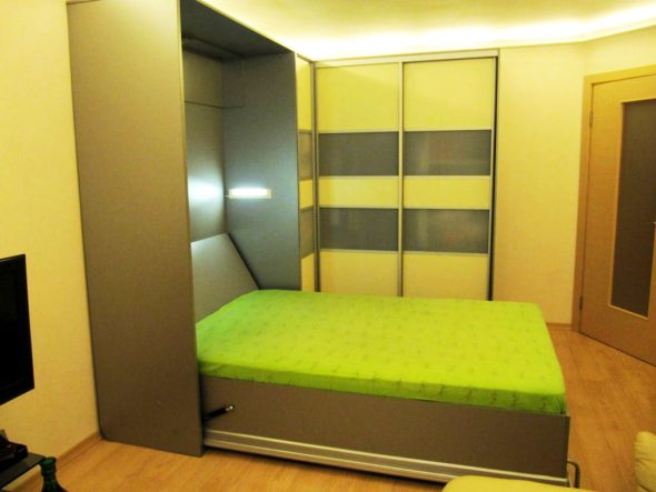Letto pieghevole integrato nell'armadio