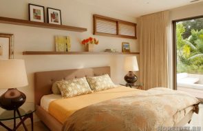 Mensole aperte all'interno della camera da letto