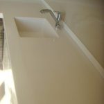 zoccolo bianco per il piano del tavolo