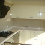 battiscopa per piano di lavoro in cucina luminosa