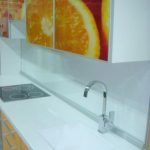 zoccolo per il piano di lavoro in una cucina luminosa