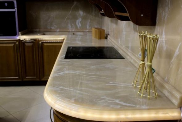 battiscopa sul piano di lavoro della cucina