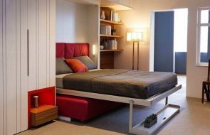 letto arrotolabile con divano rosso