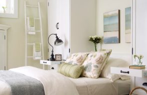 letto sollevabile in parete bianca