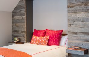 letto sollevabile in nicchia di legno
