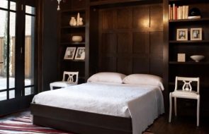 letto sollevabile in armadio marrone