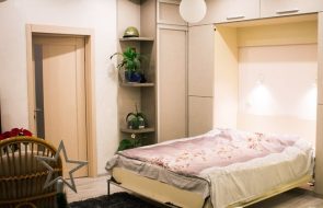 letto sollevabile in una stanza piccola