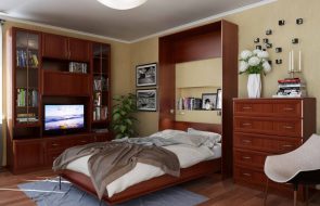 letto sollevabile in una nicchia sotto un albero