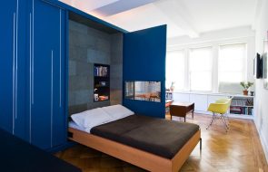 letto sollevabile nell'armadio blu