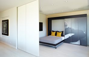 letto dietro uno schermo