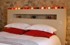 Mensola decorativa sopra il letto