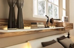 Libreria sopra il letto