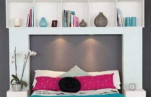 Mensola decorativa sopra il letto