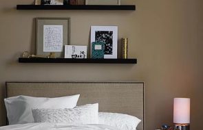 Mensole sulla parete sopra il letto