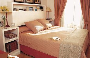 mensole sopra il letto comodità e stile