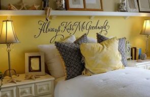 Mensole intorno al letto