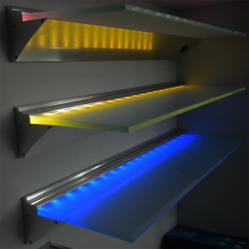 scaffali con illuminazione