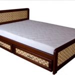 letto con comodi cassetti per la biancheria