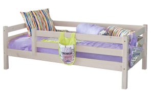 letto in legno con sponde