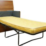 comodino con materasso giallo