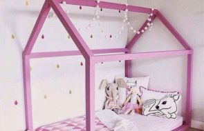 letto a forma di casa rosa