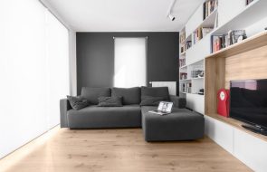 divano angolare grigio all'interno