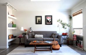 divano grigio all'interno
