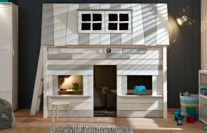 letto a forma di casa a un piano per la cameretta dei bambini