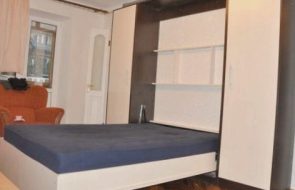 Letto guardaroba in un interno Ikea